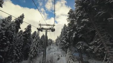 Zaman kayakçıları karlı ormanın üzerinde beklemeyi durdurdu. Uzun süre beklediler. Kış tatili sahnesi, yüksek irtifa. Mestia. Georgia mı? Kafkas. Ortak sorun kavramı