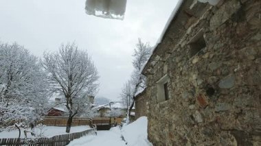 Geleneksel Svanetian taş konuk evi mimarisi kar altında, kültürel miras yaşam tarzını sergiliyor. Mestia misafir evi pencere panorama konaklama turizm konsepti