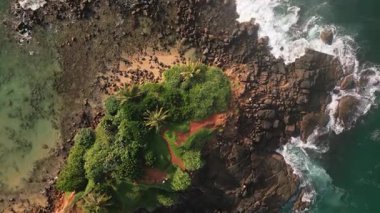 Hava manzaralı Mirissa Sahili ve Papağan Kayası, el değmemiş turkuaz suları, altın kumlu kıyılar, kayalık kıyı oluşumları, güney Sri Lanka. Canlı tropik Hint okyanusu manzarası