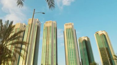 Abu Dabi, BAE - 25 Nisan 2025: Zaman çizelgesi modern BAE gökdelenleri ve ofis kuleleri, sergilenen iş merkezleri, gayrimenkul büyümesi, Ortadoğu 'da gelecekteki kentsel gelişim