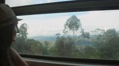 Kadın turist yolcu pencereden seyrederek popüler tren yolculuğunun tadını çıkarıyor. Kandy 'nin Ella' ya yolculuğu ve Sri Lanka 'nın bereketli orman manzaralarına hayran olmak. Özgürlük, merak, merak ve sükunet kavramını benimse