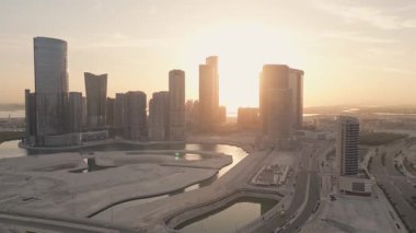 Abu Dabi, BAE - 25 Nisan 2025: Hava Al Reem Adası Modern BAE gökdelenleri ve ofis kuleleri, sergilenen iş merkezleri, gayrimenkul büyümesi, gelecekteki kentsel gelişim Orta Doğu