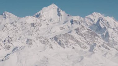 Kış havası Tetnuldi kayak merkezi ve kar Kafkasya zirvesini kapladı. Alp dağı turizmini tanıtan Gürcistan sade sporu.