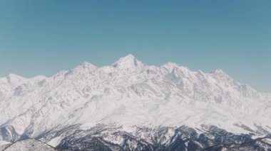 Kış havası Tetnuldi kayak merkezi ve kar Kafkasya zirvesini kapladı. Alp dağı turizmini tanıtan Gürcistan sade sporu.