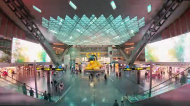 Doha, Katar - 23 Ocak 2026: Doha 'daki statik zaman çizelgesi Hamad Uluslararası Havalimanı ikonik Lamba Ayısı sanat eserleri modern yolcu akışı küresel seyahat merkezi Katar' ın modern mimarisi