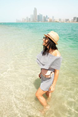 BAE 'nin başkenti Abu Dabi' yi ziyaret eden genç bir kadın kıyı şeridi manzarasının tadını çıkarsın - BAE 'yi gezmek ve tatil yaşam tarzı konsepti