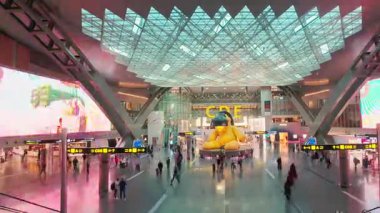 Doha, Katar - 23 Ocak 2026: Doha 'daki Hamad Uluslararası Havalimanı zaman aşımı ikonik Lamba Ayısı heykeli modern yolcu hareketi, küresel seyahat merkezi Katar