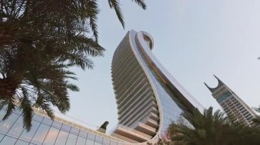 Doha, Katar - 19 Ocak 2026: Lusail 'deki Katara Kulelerini büyüt günbatımında ikonik eğimli gökdelen mimarisini, lüks gayrimenkul gelişimini ve modern Doha siluetini vurgularken göster