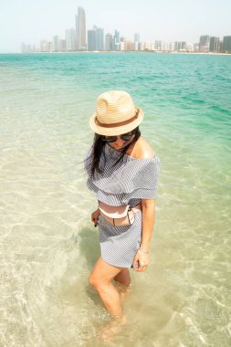 BAE 'nin başkenti Abu Dabi' yi ziyaret eden genç bir kadın kıyı şeridi manzarasının tadını çıkarsın - BAE 'yi gezmek ve tatil yaşam tarzı konsepti