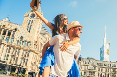 Güzel genç turist çift Batumi Georgia 'yı ziyaret ederken eğleniyor. Avrupa 'da tatilin tadını çıkaran turistler, ünlü bir dönüm noktasında tatil ve mutlu yaşam tarzı kavramına sahipler. Kafkasya 'nın seyahat yeri