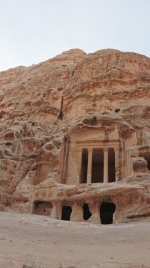 Zaman çizelgesi dikey görüntüsü Küçük Petra Siq al Barid Nabataean Triclinium kayası Petra Jordan yakınlarındaki kayalıklarda oyulmuş yemek salonu.