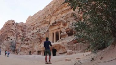 Zaman çizelgesi Küçük Petra Siq al Barid Nabataean Triclinium Rock, Petra Jordan yakınlarındaki kumtaşı kayalıklarında oyulmuş yemek salonu.