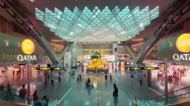 Doha, Katar - 23 Ocak 2026: Doha 'daki Hamad Uluslararası Havalimanı' nı yakınlaştır. İkonik Lamba Ayısı sanat eserleri modern yolcu akışı, küresel seyahat merkezi Katar.