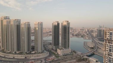 Abu Dabi, BAE 25 Nisan 2025: Abu Dabi banliyö manzarası, gün doğumuyla aydınlanan karayolları ve konut binaları, huzurlu şehir genişlemesini ve ulaşım altyapısını gösteriyor.