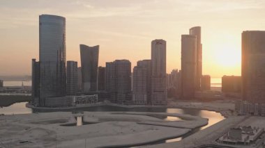 Abu Dabi, BAE - 25 Nisan 2025: Hava Panorama Modern BAE gökdelenler ve ofis kuleleri, sergilenen iş merkezleri, gayrimenkul büyümesi, Ortadoğu 'da gelecekteki kentsel gelişim