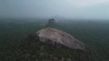 Büyüleyici hava manzarası Pidurangala Kayası ve Sigirya Kayası Sri Lanka Kültür Üçgeni 'ndeki yemyeşil ormanın üzerinde yükseliyor.