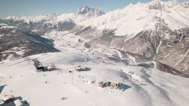 Gürcistan 'ın Svaneti bölgesindeki Tetnuldi kayak merkezinin hava manzarasında kışlık yamaçlar, gondollar ve görkemli Kafkasya dağ manzaraları görülüyor. Popüler kış kayağı tatil beldesi Avrasya