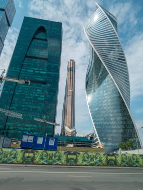 Moskova, Rusya - 1 Temmuz 2018. Imperia Kulesi ile Evrim Kulesi arasındaki Mercury City Kulesi. Bu üç gökdelen MIBC 'nin (Moskova Uluslararası İş Merkezi) bir parçasıdır.).