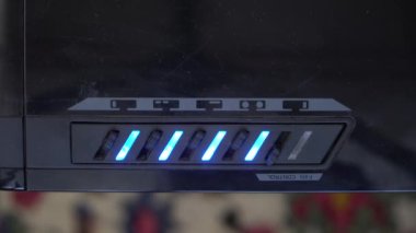 PC çantasının tepesinde mavi diyot bulunan 5 vantilatör paneli. Vantilatör kontrol paneli bilgisayarın hava soğutma sistemini kontrol etmenizi ve ses seviyesini ayarlamanızı sağlar. Modern bilgisayar hakkında video.