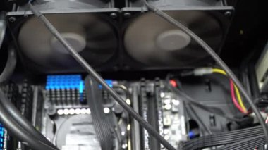 Bilgisayar kabında iki tane 120 mm 'lik vantilatörü olan su soğutma işlemcisi sistemi. Su soğutma, güç işlemcisine yüksek TDP ile istikrar ve performans sağlar. Modern bilgisayar hakkında video.