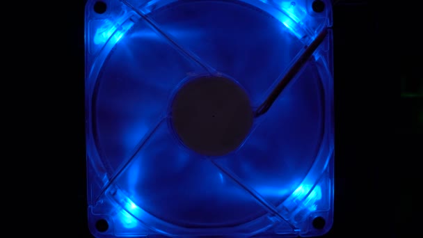 Kutusunun Çelik Duvarında Mavi Işıklı 120Mm Lik Vantilatör Hayranlar Bilgisayarı — Stok video
