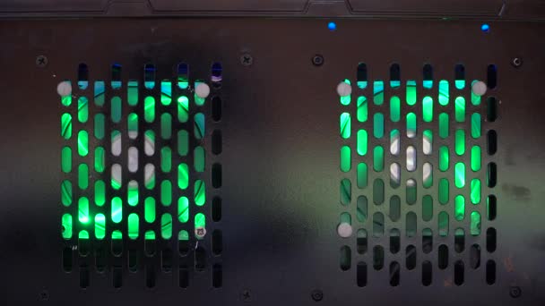 Parte Inferior Perforada Una Caja Con Dos Ventiladores Led Verdes — Vídeo de stock