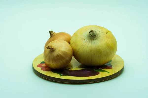 Three Onions One Big Two Small Lying Wood Plate Organic — Stock Photo, Image