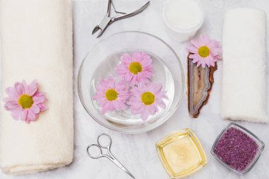 Deniz tuzu ve yağ ile yıkanan kadınların ellerine dikkat edin.