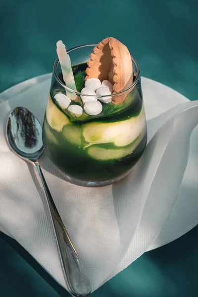 Orijinal şam fıstıklı mus, cam bardakta ve süslemeli.