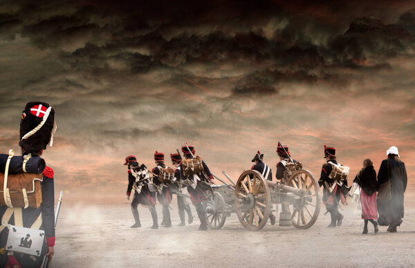 Французский гренадер наблюдает за наполеоновскими солдатами и женщинами, марширующими и вытаскивающими пушку на равнине, в сельской местности с бушующими облаками. Солдаты направляются к поврежденному заброшенному дому. Возвращаясь домой.