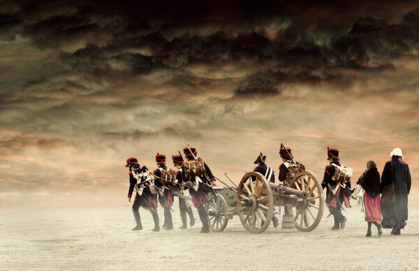 Наполеоновские солдаты и женщины маршируют и тянут пушку по равнине, пустой сельской местности с бурными темно-красными облаками. нет узнаваемых людей.