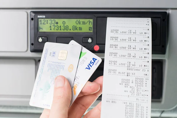 Mano Sosteniendo Una Tarjeta Digital Del Conductor Tarjeta Débito Bancaria —  Fotos de Stock