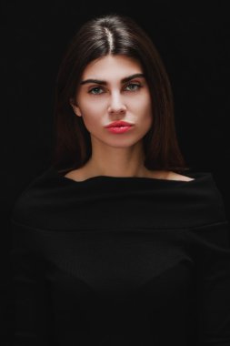 Güzel kadın portre abanoz arka plan üzerinde