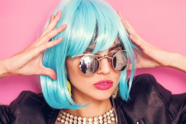 Mavi peruk ve sunglasse giymiş şık ve tek kız portre