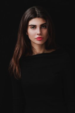 Muhteşem bir kadın portre abanoz arka plan üzerinde kırmızı ruj