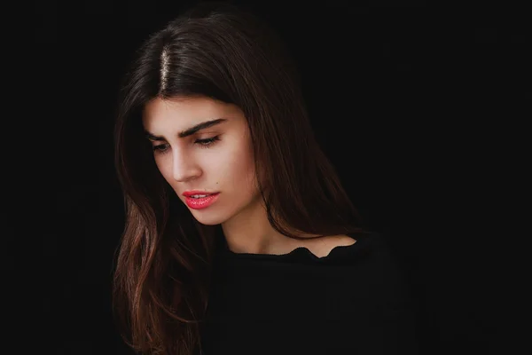 Hermosa mujer retrato en ébano fondo mirando hacia abajo —  Fotos de Stock