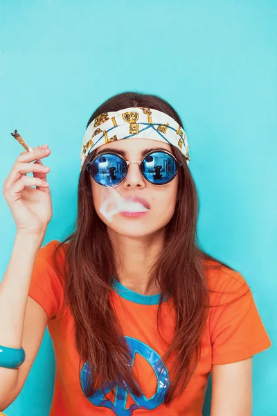 Mavi güneş gözlüğü ve sigara ot Boho kız portre