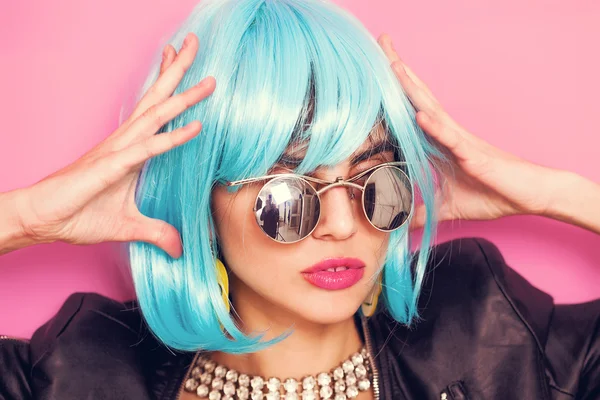 Retrato de menina elegante e estranho vestindo peruca azul e sunglasse — Fotografia de Stock