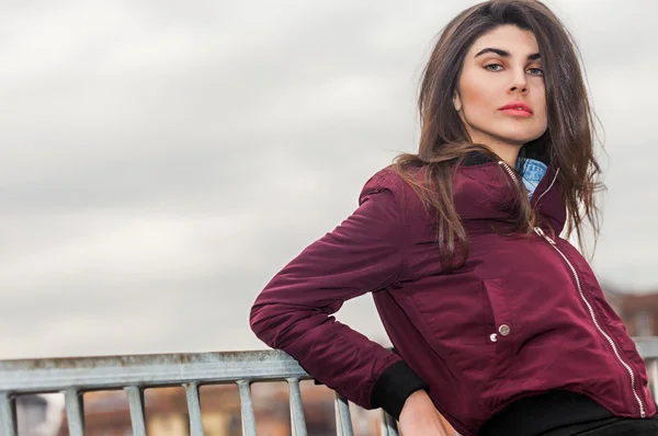 Женский портрет в городе в бордовом пиджаке — стоковое фото