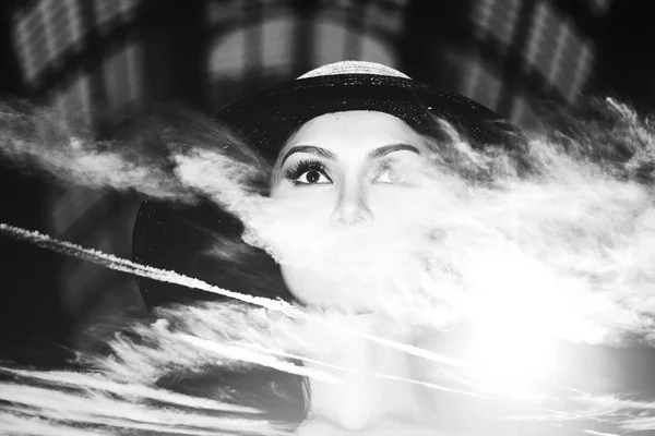 Doble exposición de la mujer con sombrero y el paisaje nublado monocromo — Foto de Stock