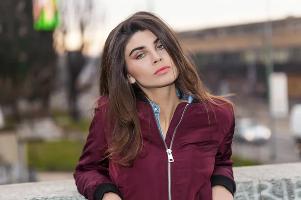 Gorgeous woman portrait in the city — Stock Photo, Image