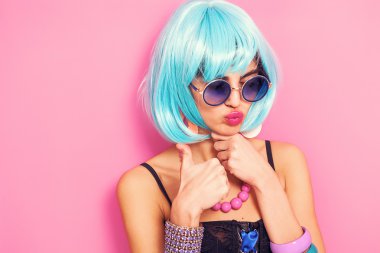 Kız portre tuhaf aksesuarları giyen yukarı başparmak ile pop