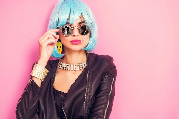 Cool pop girl portrait wearing blue wig and leather jacket — Stock Photo, Image