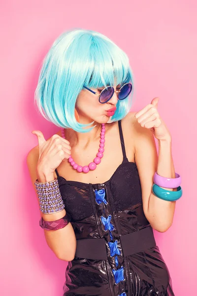 Cool pop girl portrait with thumbs up wearing blue wig — Stock Photo, Image