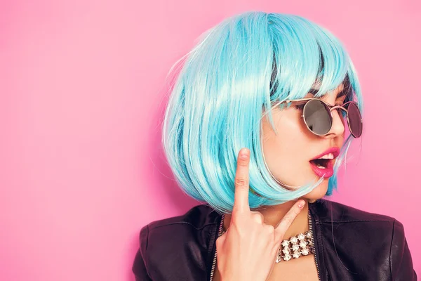 Retrato de menina pop vestindo peruca azul e fazendo os chifres — Fotografia de Stock