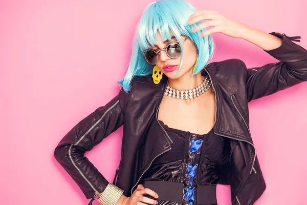 Pop girl retrato vestindo acessórios estranhos e posando — Fotografia de Stock