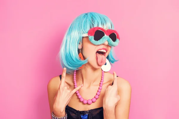 Pop meisje portret raar zonnebrillen en blauwe pruik dragen — Stockfoto