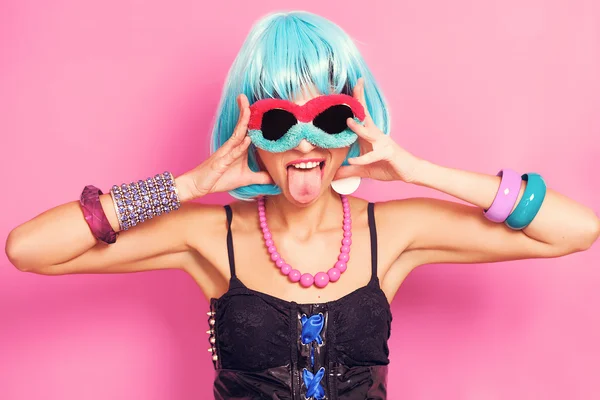 Pop meisje dragen raar zonnebrillen en blauwe pruik — Stockfoto