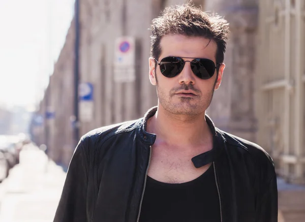 Retrato de hombre guapo en la ciudad con gafas de sol —  Fotos de Stock