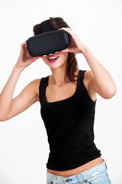 Güzel ve mutlu kadın portre Oculus yarığı kullanarak